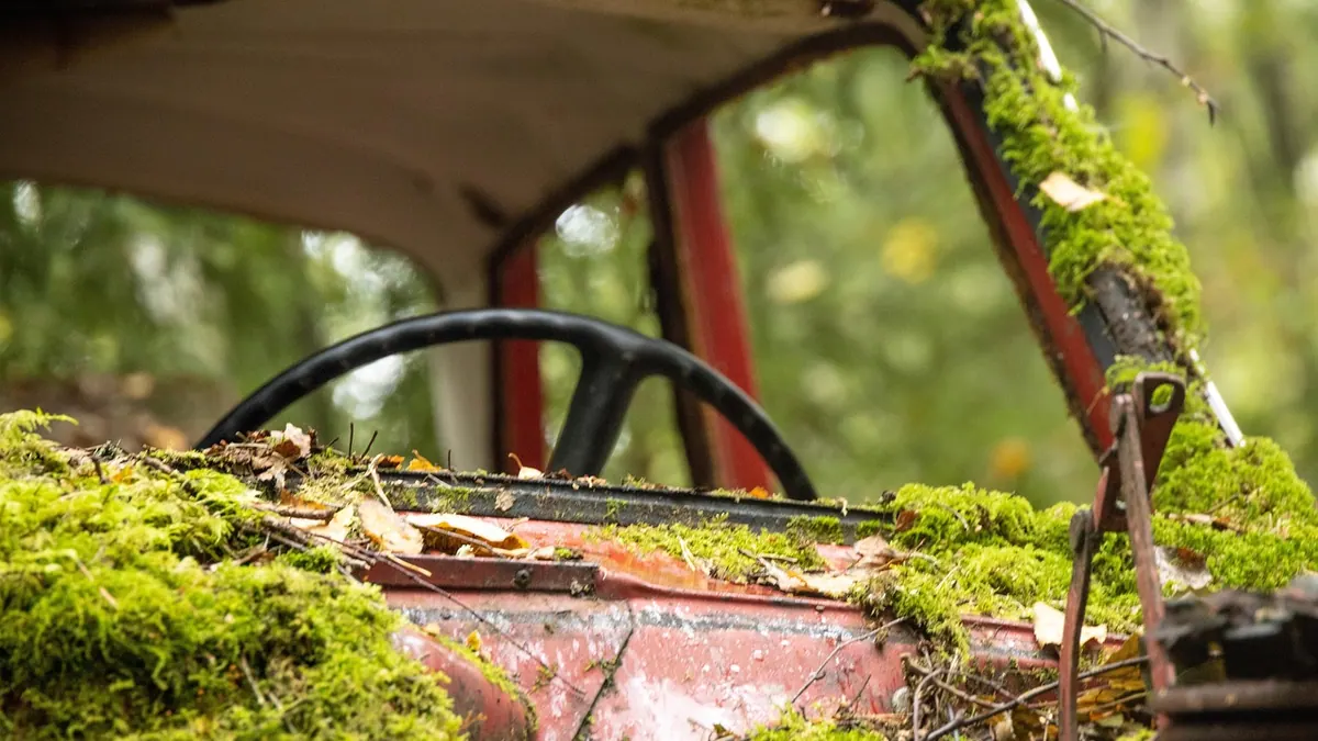 Vieille voiture abandonnée, rouillée
