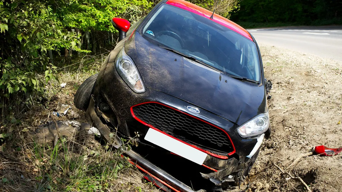 Voiture accidentée abandonnée dans un fossé
