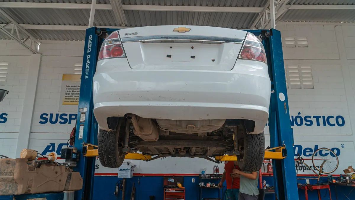 Voiture sur un pont élévateur dans un garage