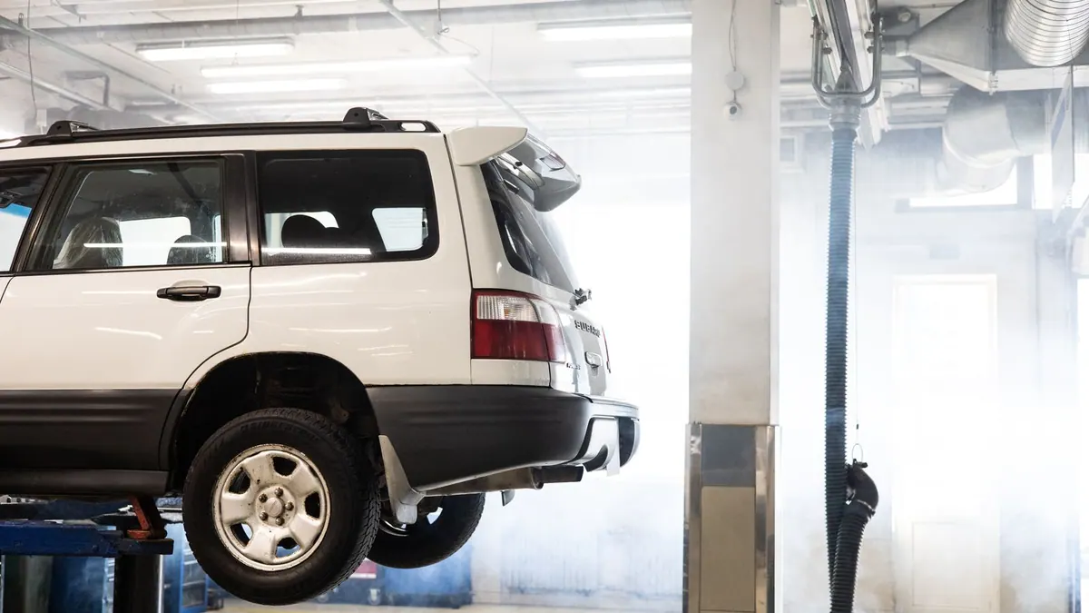 Voiture sur un pont élévateur dans un garage