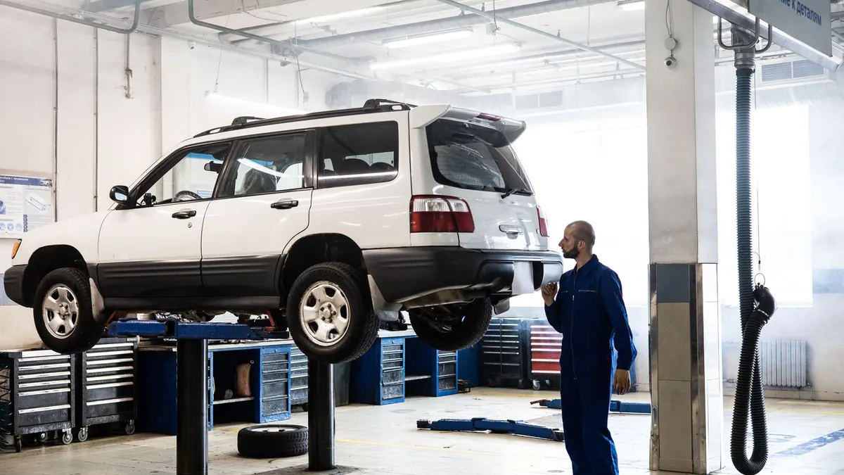 Voiture sur un pont élévateur dans un garage